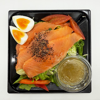 スモークサーモンのサラダ