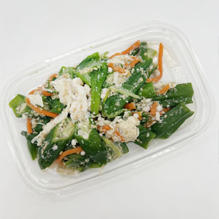 国産蒸し鶏とオクラの胡麻和え